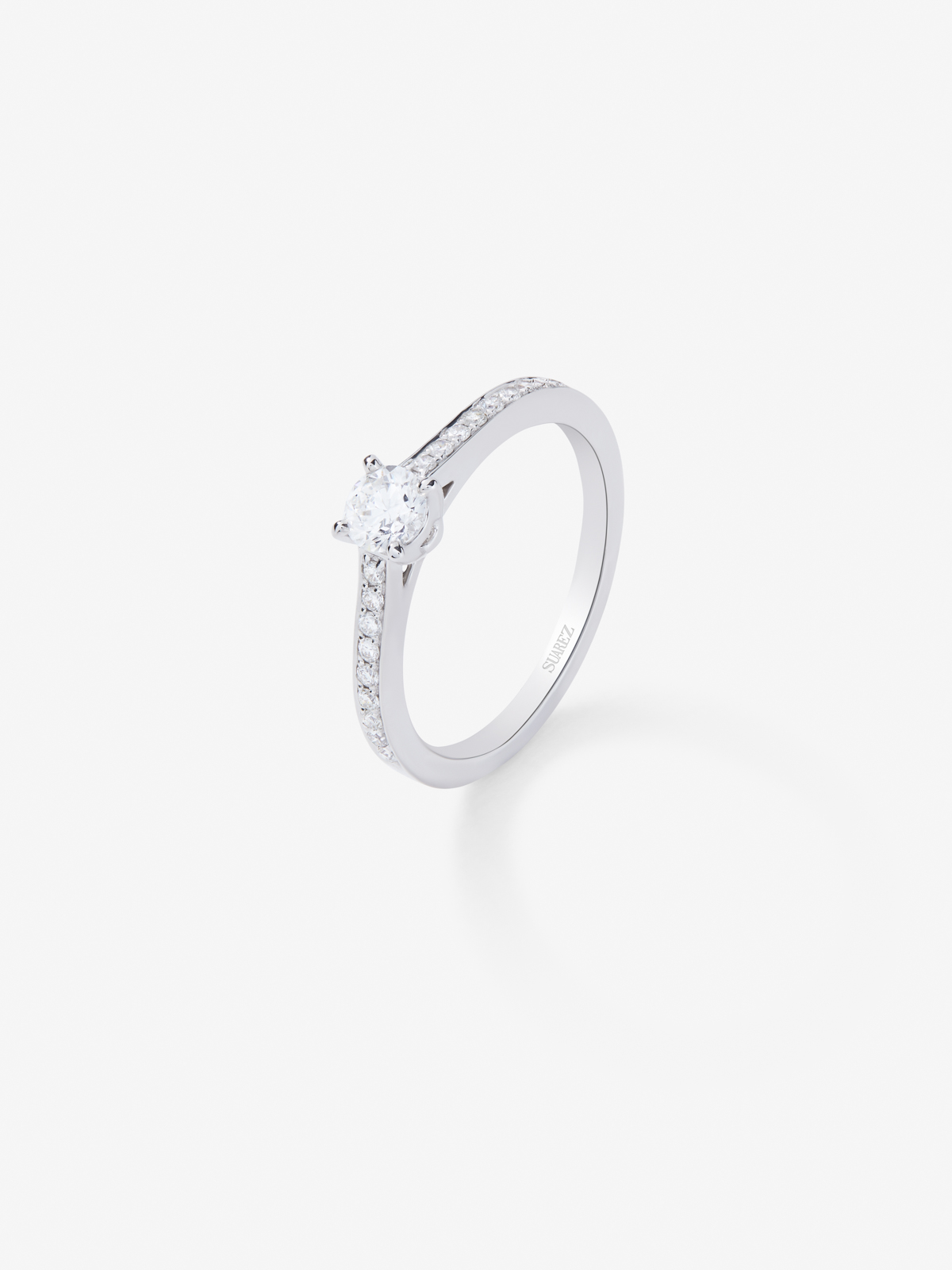 18K white gold engagement solitaire ring with diamond