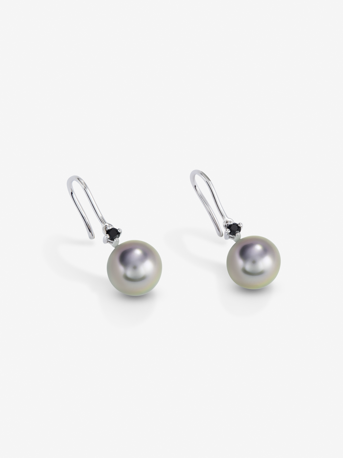 925 Sterling silver drop earring with 8.5 mm Tahitian pearl and spinel.