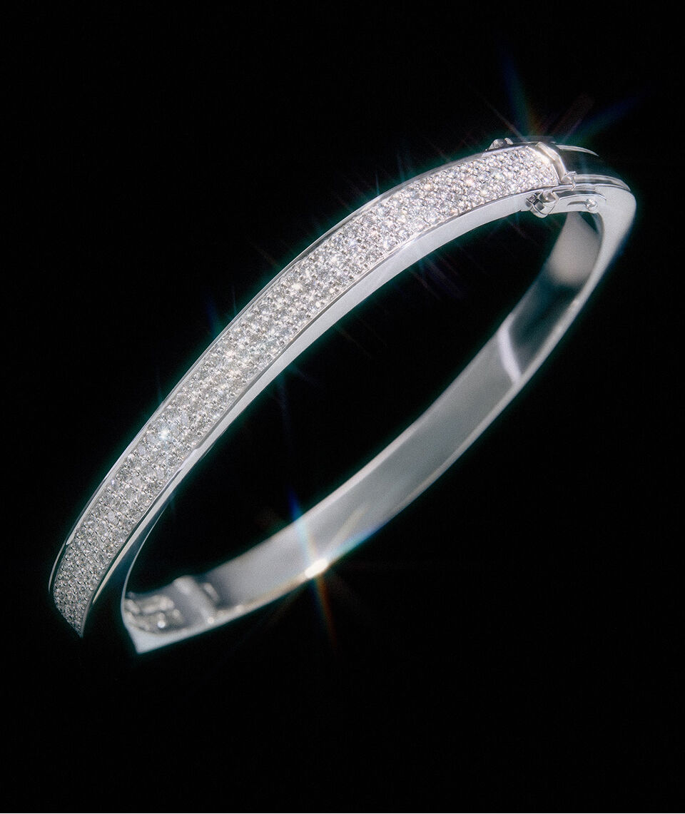 Pulsera rígida de oro blanco de 18K con pavé de diamantes en talla brillante | Suarez