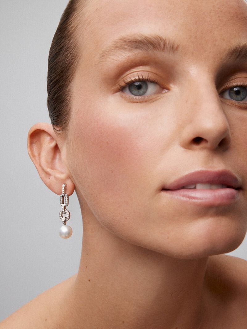 18K white gold earrings with 2 10mm pearls and 64 brilliant-cut diamonds with a total of 0.61 cts image number 3