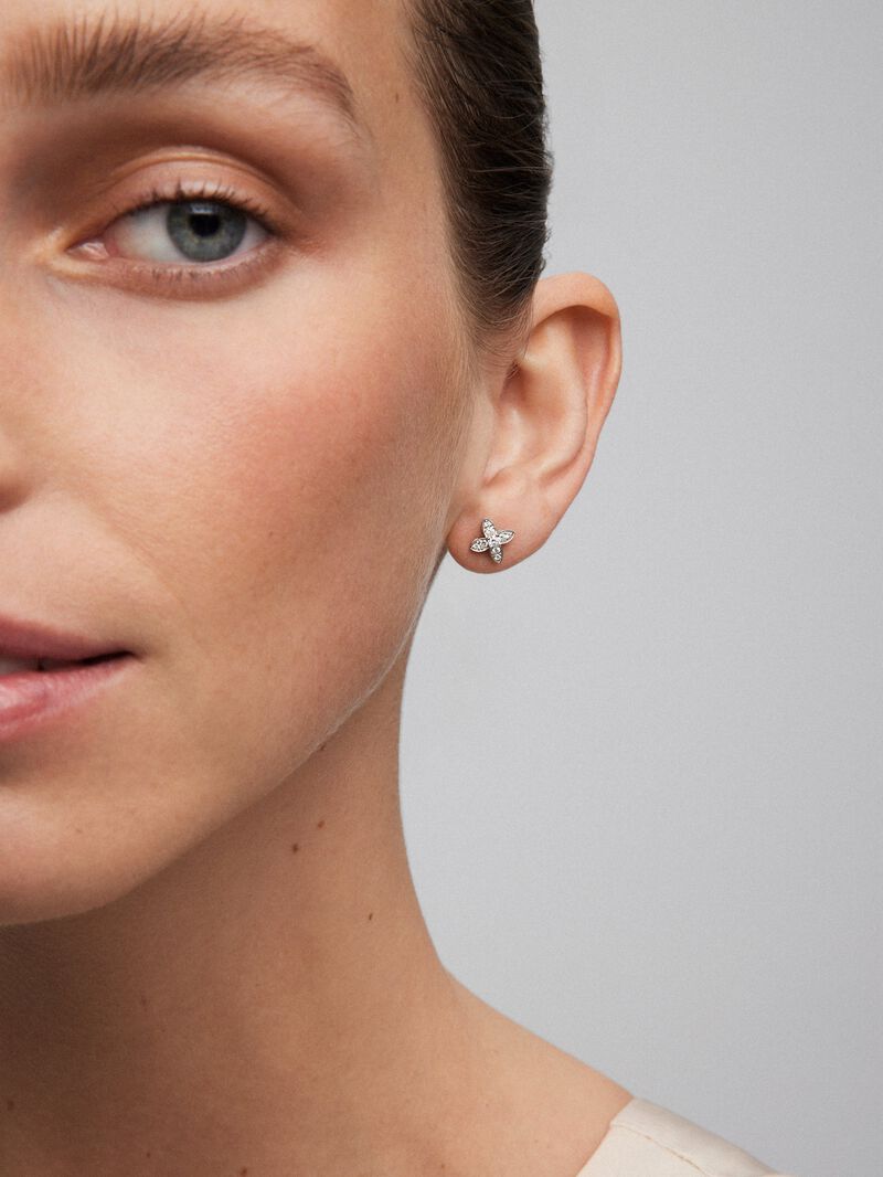 18K white gold earrings with 28 brilliant-cut diamonds with a total of 0.59 cts and 2 8.5 mm Akoya pearls image number 3