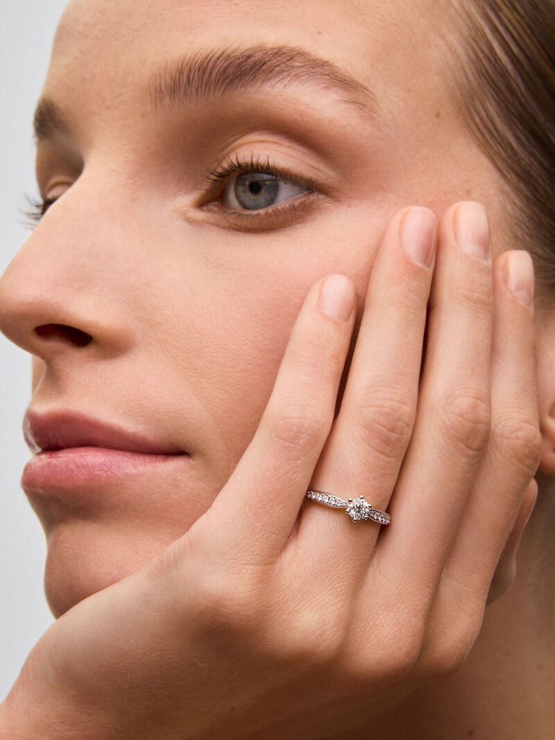 Solitaire ring in 18K white gold with a central 0.40-carat brilliant-cut diamond and additional diamonds totaling 0.19 cts image number 3