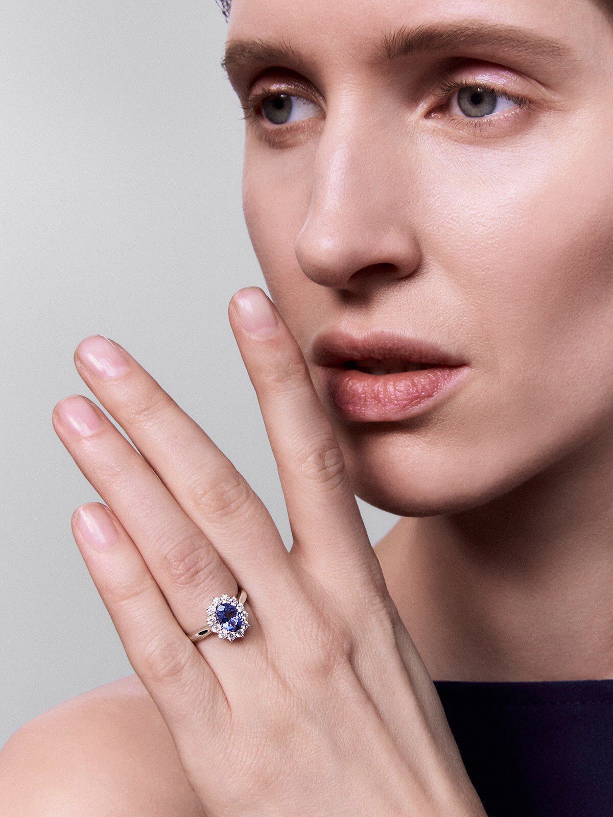 Anillo de oro blanco con tanzanita en talla oval de 1 24 cts y 12 diamantes en talla brillante con un total de 0 45 Suarez