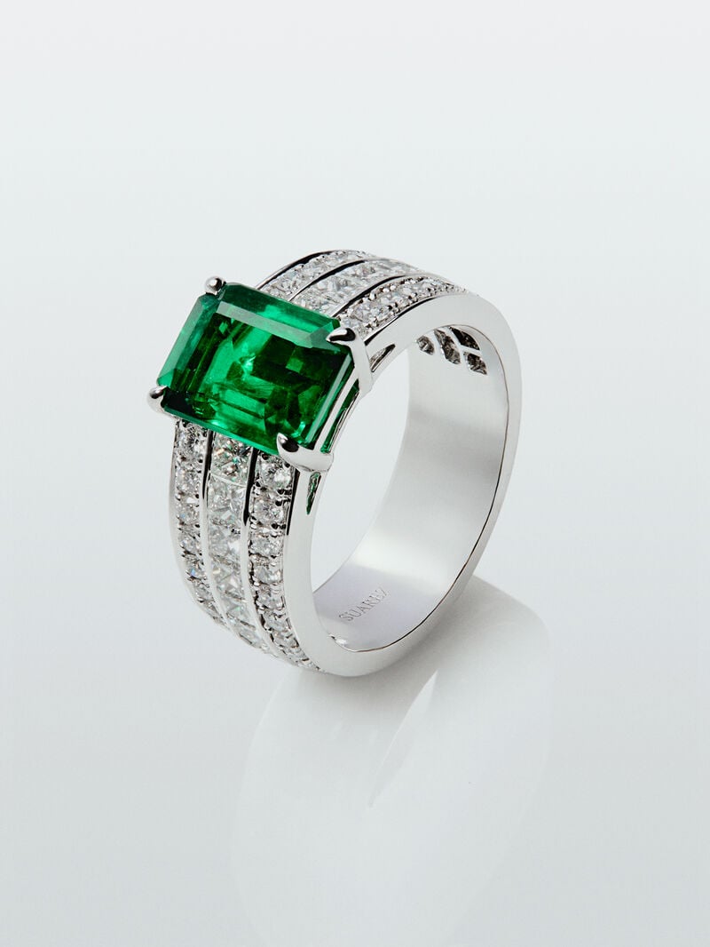 18K white gold ring with octagonal cut emerald of 2.522 cts, 44 brilliant cut diamonds with a total of 0.81 cts and 12 princess cut diamonds with a total of 0.76 cts image number 0
