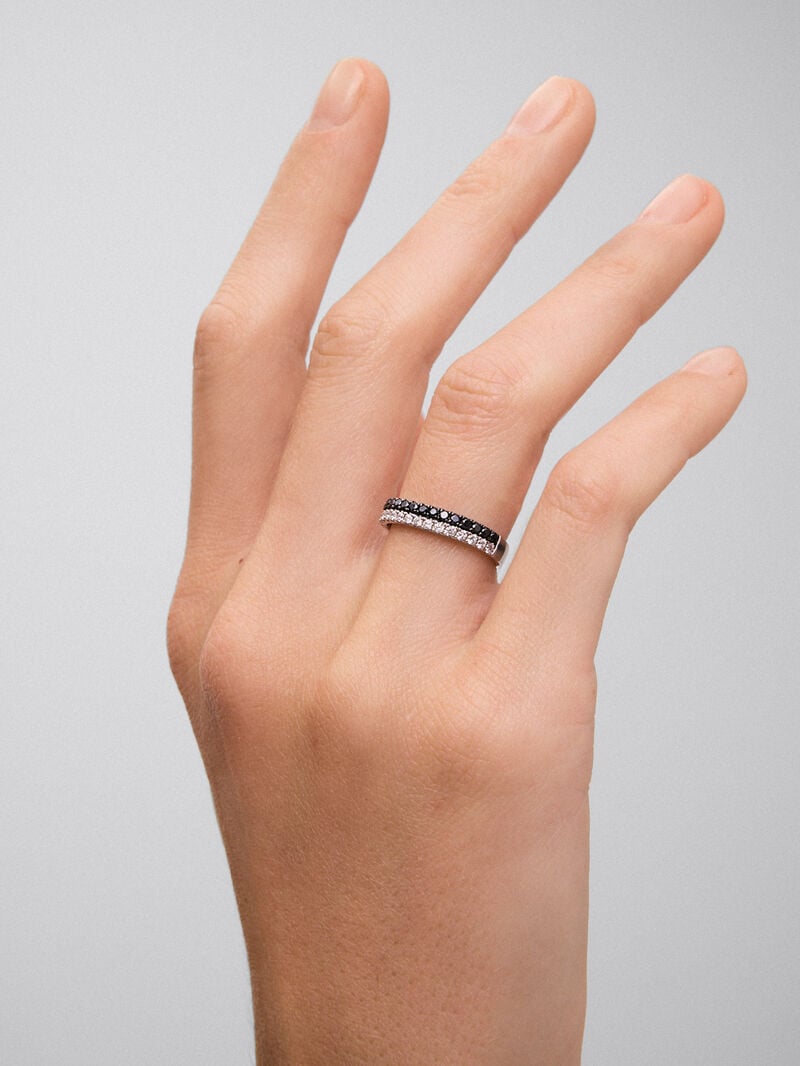 18K white gold ring with 17 brilliant-cut diamonds with a total of 0.24 cts and 17 brilliant-cut black diamonds with a total of 0.27 cts image number 4