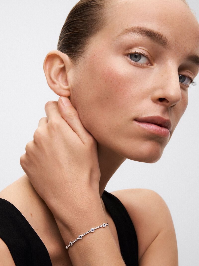 18K white gold bracelet with 143 brilliant-cut diamonds with a total of 1.66 cts and 12 brilliant-cut blue sapphires with a total of 0.5 cts image number 2