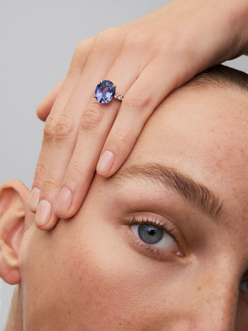 18K white gold ring with oval-cut purple amethyst of 4.35 cts and 12 brilliant-cut diamonds with a total of 0.29 cts image number 1