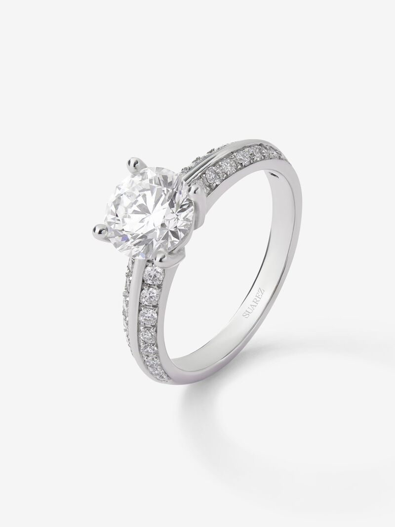 Solitaire ring in 18K white gold with a 1.5-carat central diamond and additional brilliant-cut diamonds totaling 0.33 cts image number 0