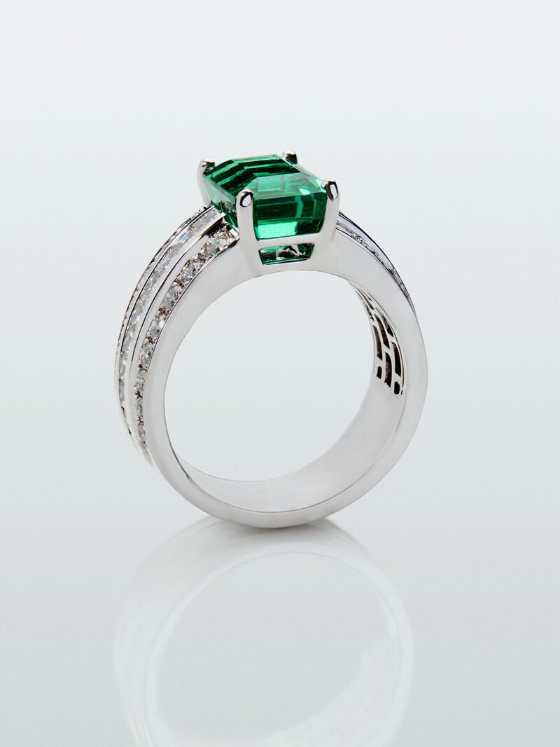 18K white gold ring with octagonal cut emerald of 3.07 cts, 32 brilliant cut diamonds with a total of 0.72 cts and 18 princess cut diamonds with a total of 0.78 cts image number 2