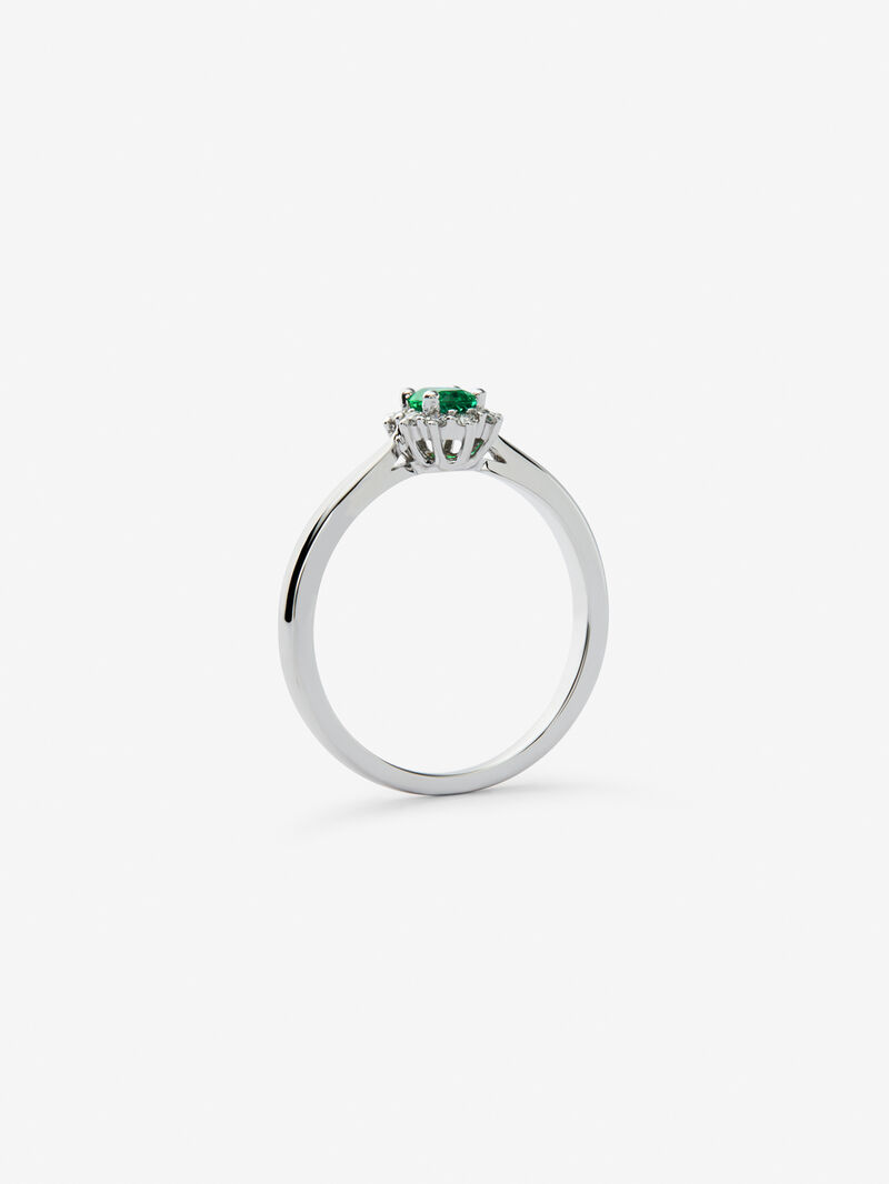 18K white gold ring with oval-cut green emerald of 0.25 cts and brilliant-cut diamonds with a total of 0.11 cts image number 4