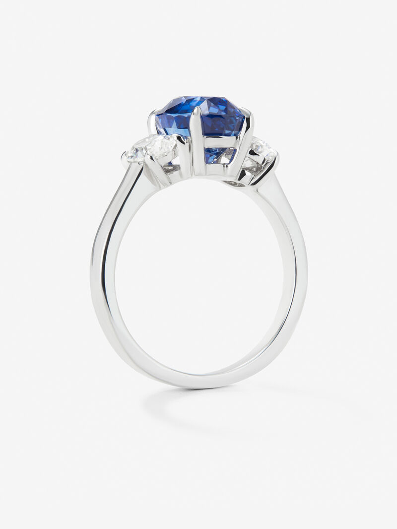 18K white gold triple ring with oval-cut royal blue sapphire of 3.37 cts and 2 oval-cut diamonds with a total of 0.8 cts image number 4