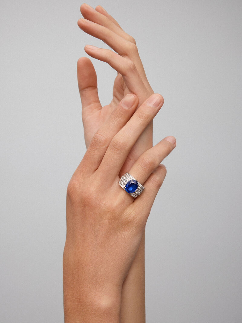 18K white gold ring with oval-cut royal blue sapphire of 5.515 cts and 190 brilliant-cut diamonds with a total of 1.26 cts image number 5