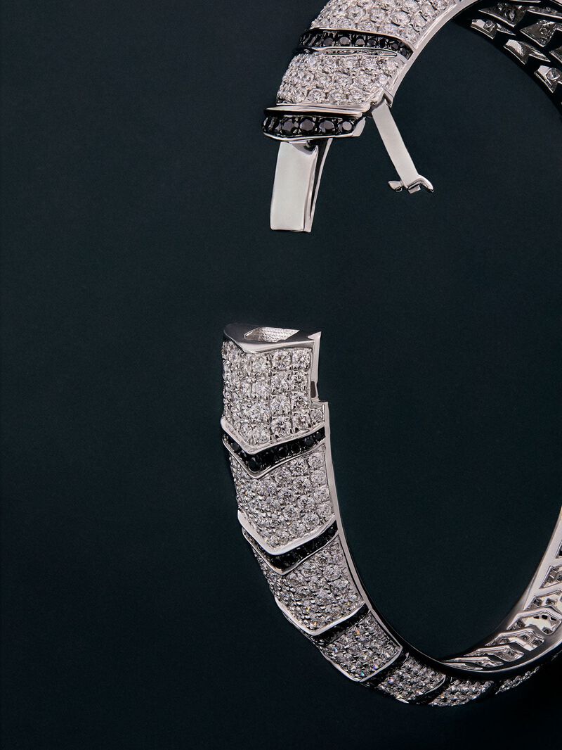 Rigid 18K white gold bracelet with 747 brilliant-cut white diamonds with a total of 8.17 cts, 241 brilliant-cut black diamonds with a total of 1.49 cts and 2 trapezoid-cut emeralds with a total of 0.13 tiger shaped cts image number 4