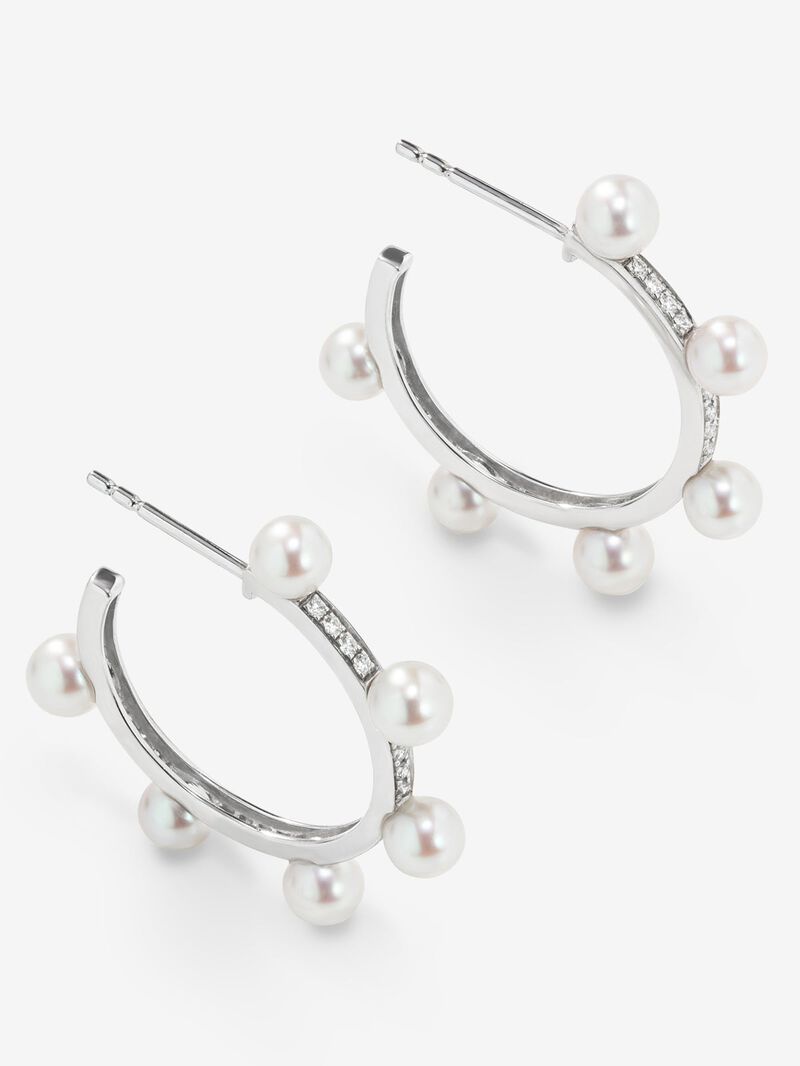 18k white gold hoop earrings with 4mm Akoya pearls image number 2