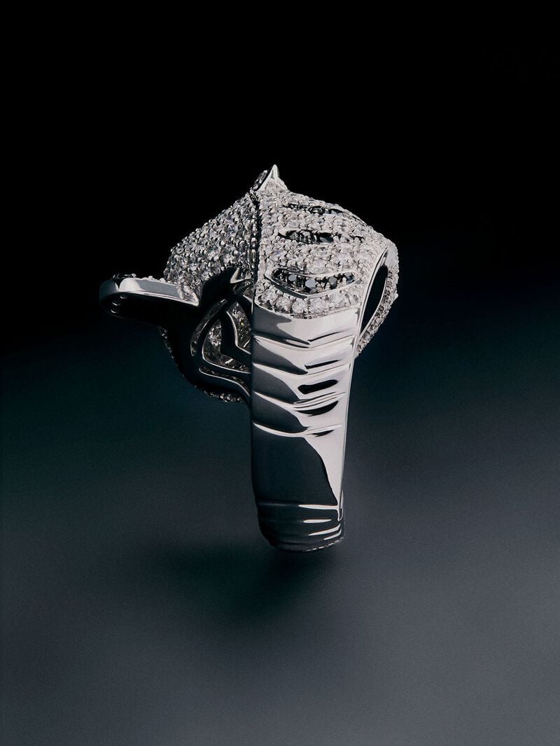 18K white gold ring with 278 brilliant-cut white diamonds with a total of 1.87 cts, 55 brilliant-cut black diamonds with a total of 0.25 cts, and 2 trapezoid-cut emeralds with a total of 0.13 tiger shaped cts image number 4