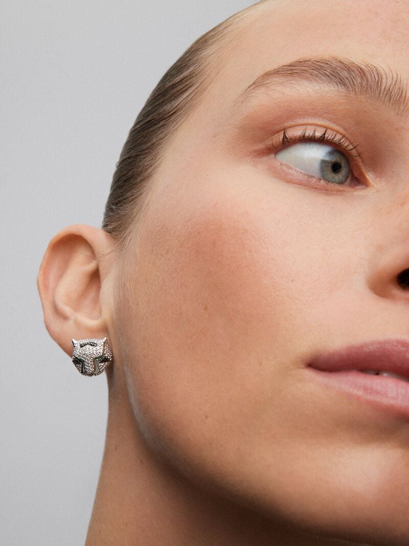 18K white gold earrings with 548 brilliant-cut white diamonds with a total of 2.68 cts, 90 black diamonds with a total of 0.47 cts, and 2 trapezoid-cut emeralds with a total of 0.26 cts shaped tiger image number 2