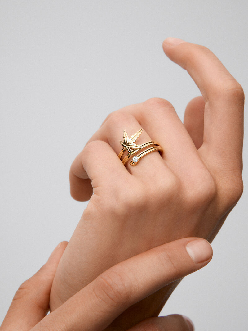 18K yellow gold ring with a 0.04 ct brilliant-cut diamond, in a maple leaf design image number 3