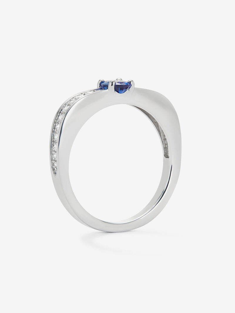 18K white gold ring with oval-cut blue sapphire of 0.47 cts and 22 brilliant-cut diamonds with a total of 0.16 cts image number 2