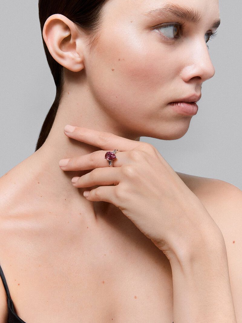 18kt white gold three-ring set with a central pear-shaped 4.86cts pink sapphire and diamonds. image number 1