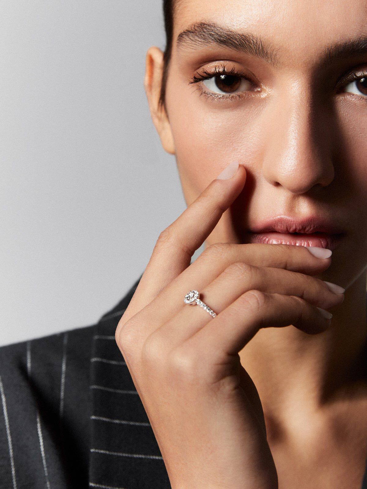 Anillo solitario de compromiso de oro blanco de 18K con diamantes Suarez