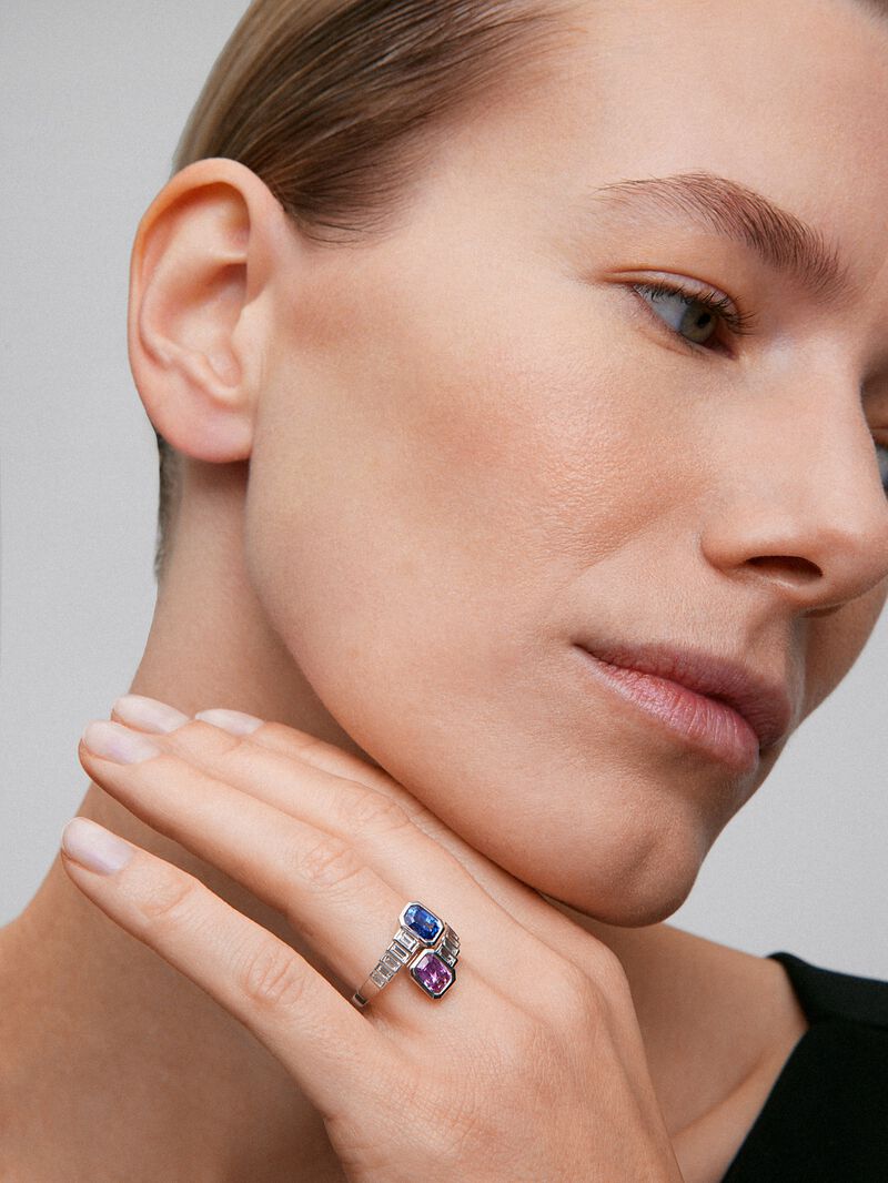 You and me ring in 18K white gold with octagonal-cut pink sapphire of 1.02 cts, octagonal-cut royal blue sapphire of 1.19 cts and 10 baguette-cut diamonds with a total of 0.57 cts image number 2
