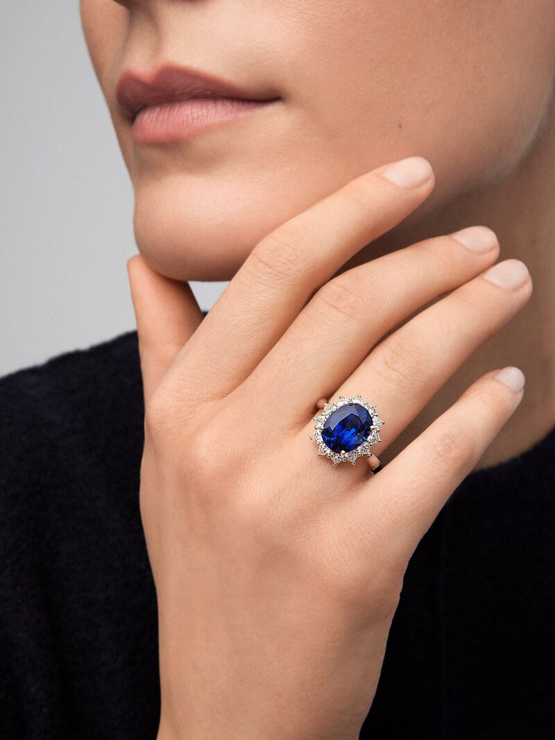 18K white gold ring with vivid blue sapphire in oval cut of 5.01 cts and 10 heart-cut diamonds with a total of 1.06 cts image number 3