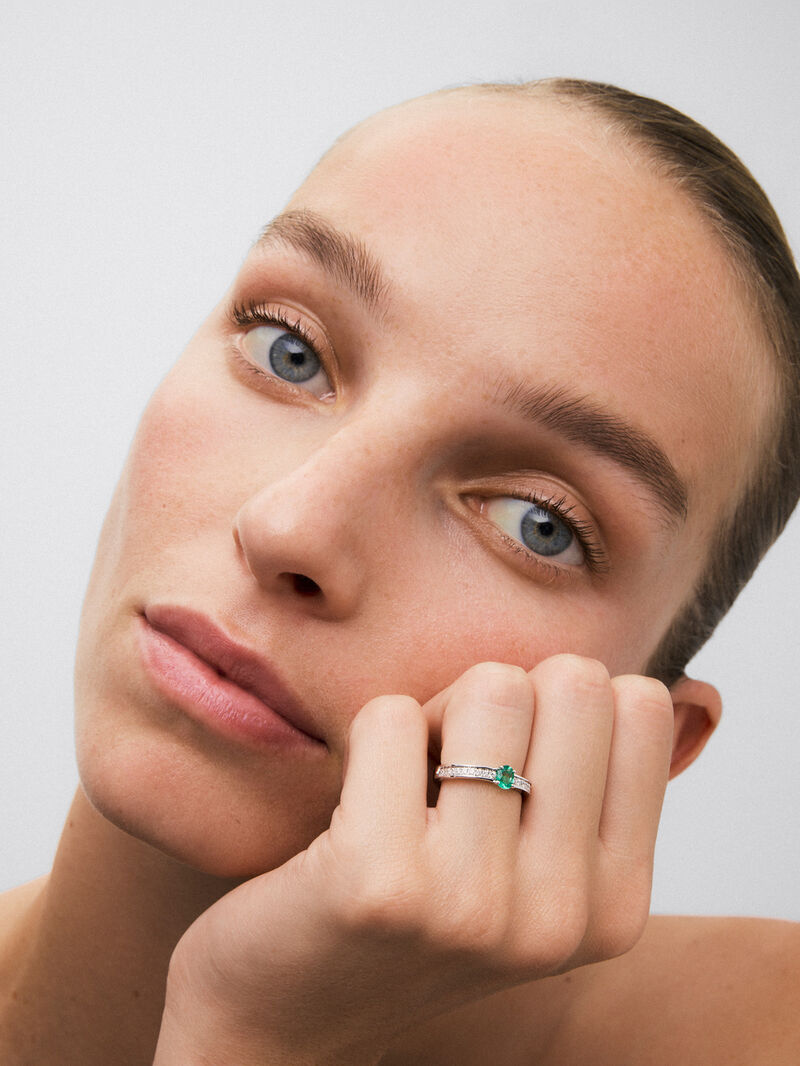 18K white gold ring with oval-cut emerald of 0.32 cts and 22 brilliant-cut diamonds with a total of 0.15 cts image number 3