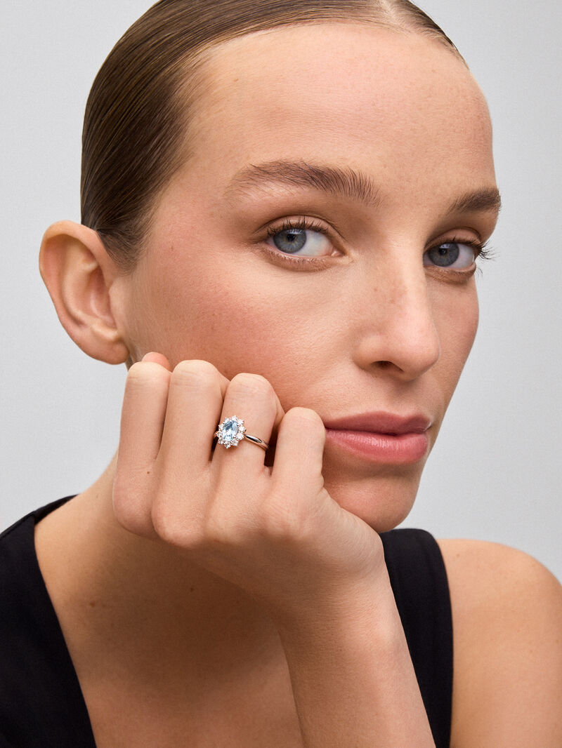18kt White Gold Ring with Central Aguamarina and Diamond Orla image number 0