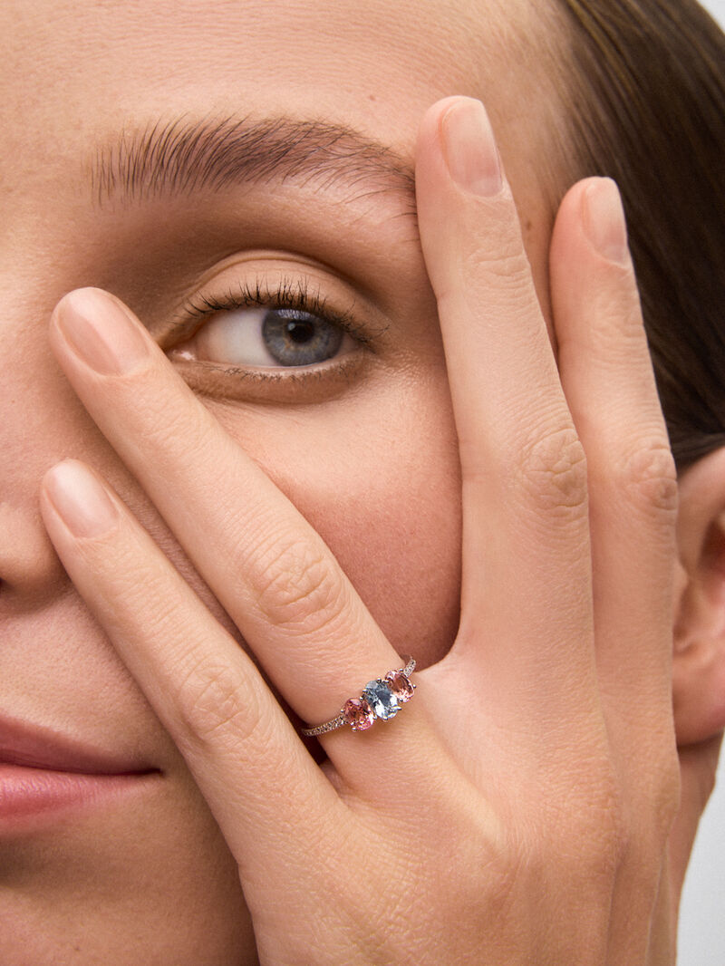 18K white gold triplet ring with oval-cut aquamarine of 0.4 cts, 2 oval-cut pink tourmalines with a total of 0.7 cts and 20 brilliant-cut diamonds with a total of 0.1 cts image number 3