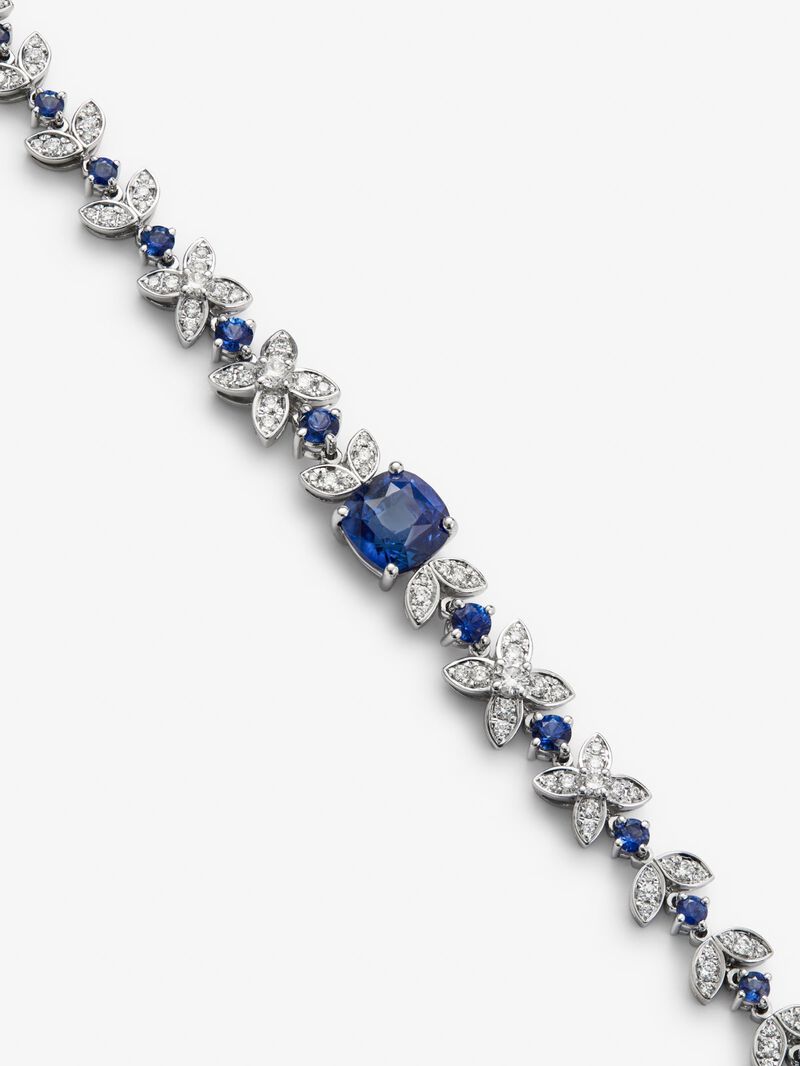 18K white gold necklace with a cushion-cut cornflower blue sapphire of 3.51 cts, 58 brilliant-cut blue sapphires with a total of 4.32 cts and 393 brilliant-cut diamonds with a total of 3.58 cts image number 2