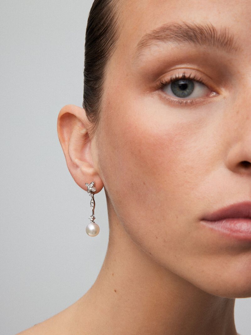 18K white gold earrings with 28 brilliant-cut diamonds with a total of 0.59 cts and 2 8.5 mm Akoya pearls image number 2