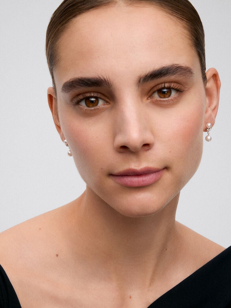 18K white gold earrings with 2 akoya pearls and 14 brilliant-cut diamonds with a total of 0.09 cts image number 1