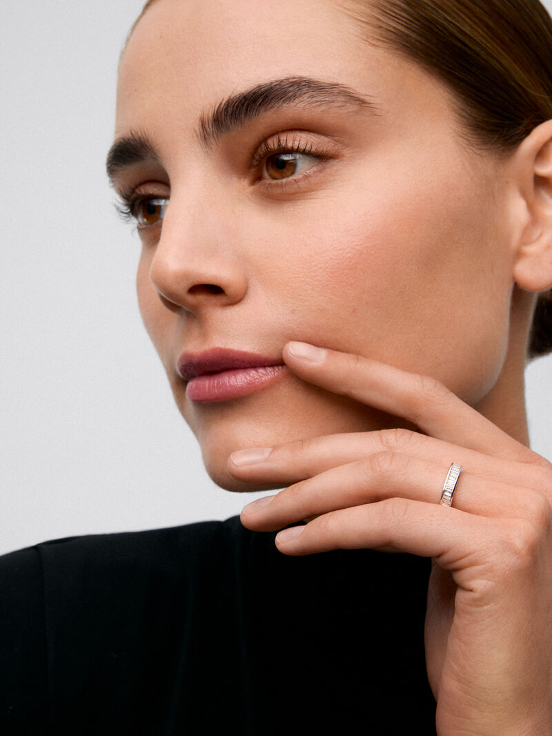 Entire 18K white gold ring with 25 baguette-cut diamonds with a total of 0.63 cts image number 3