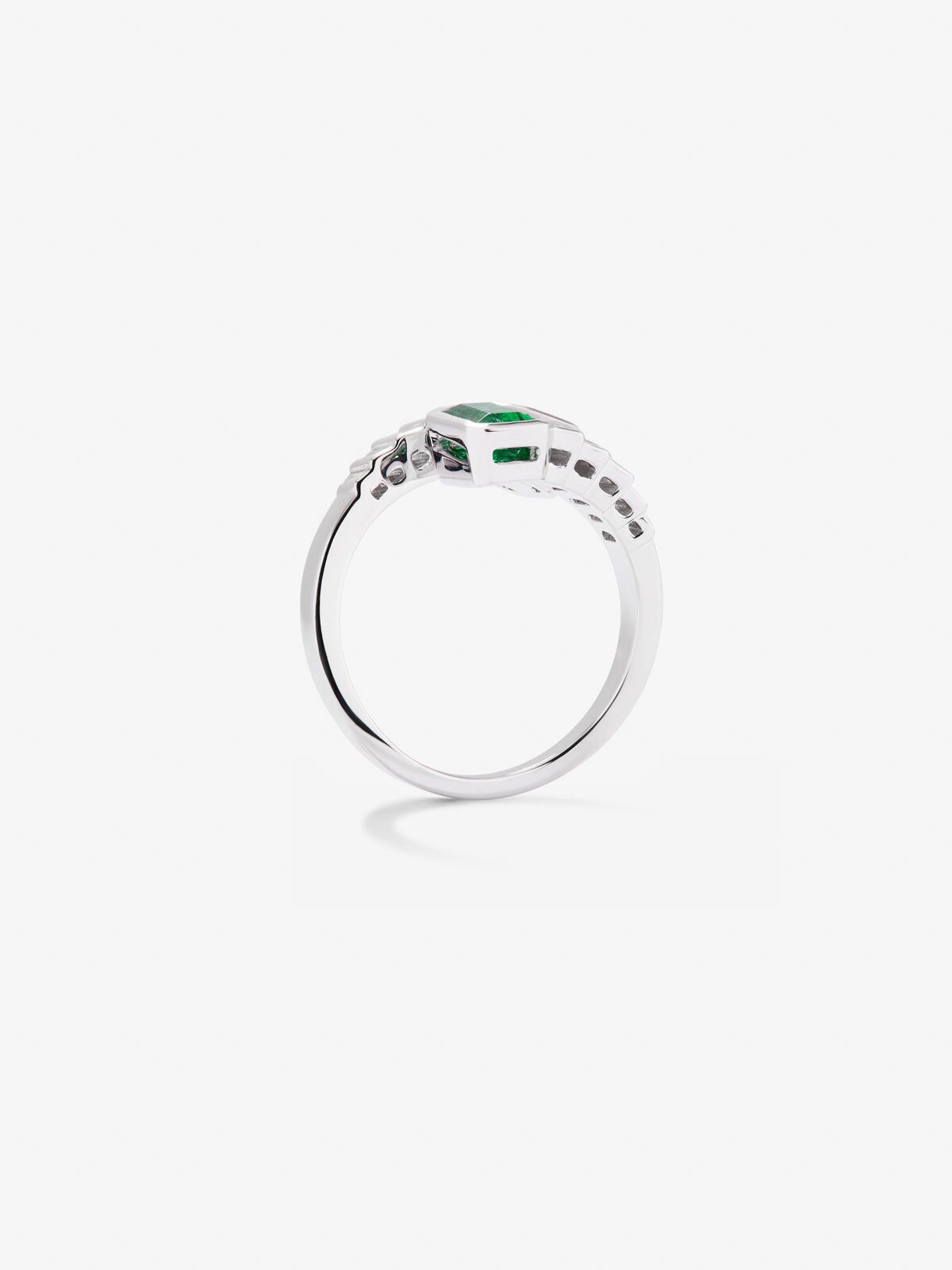 Anillo tu y yo de oro blanco de 18K con 2 esmeraldas verdes en talla octogonal con un total de 1 28 cts y 10 diamantes en talla baguette con un total de 0 57 cts Suarez