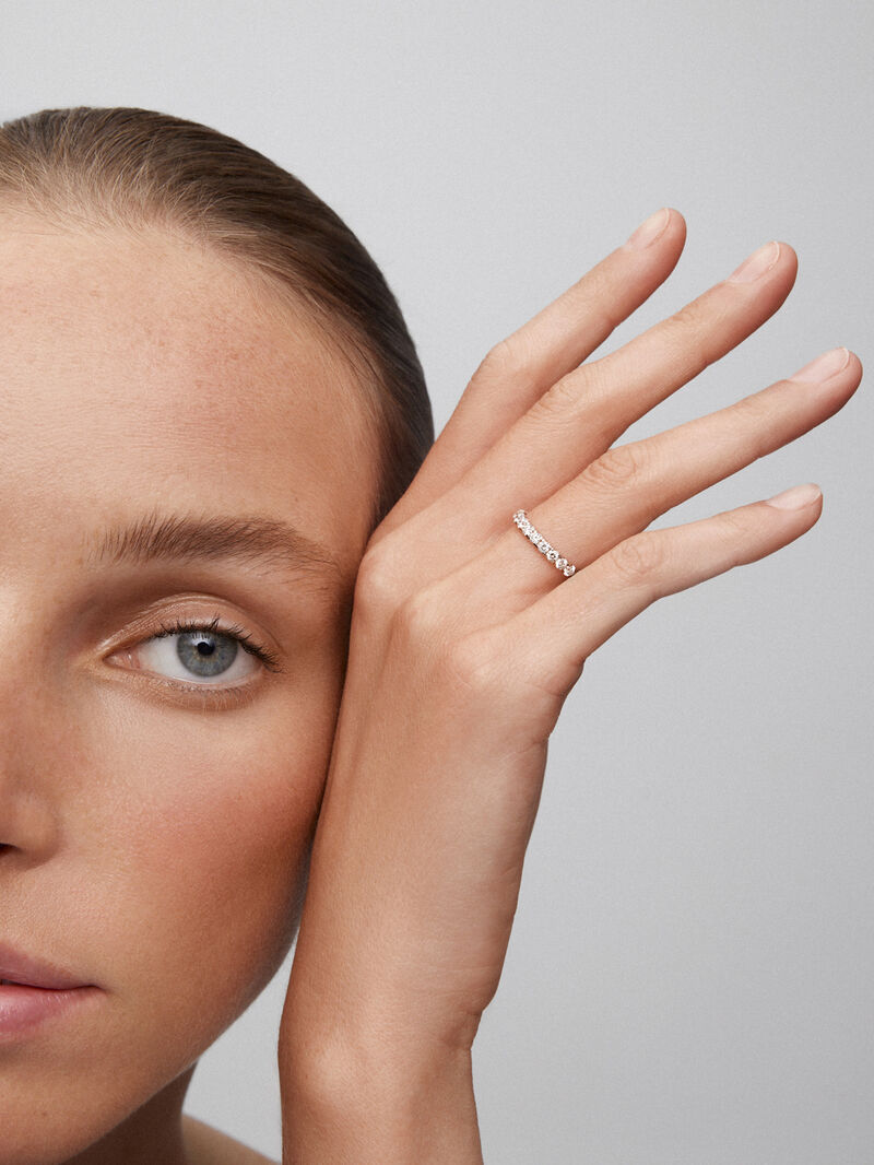 Entire 18K white gold ring with 24 brilliant-cut diamonds with a total of 1.06 cts image number 3