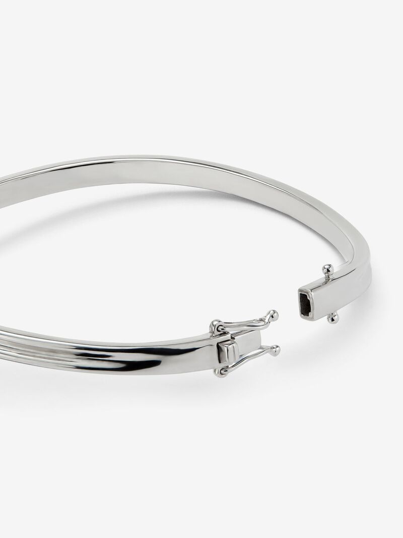 18K white gold bracelet with two central emeralds totaling 0.24 cts, diamond pavé, and a maple leaf design. image number 4