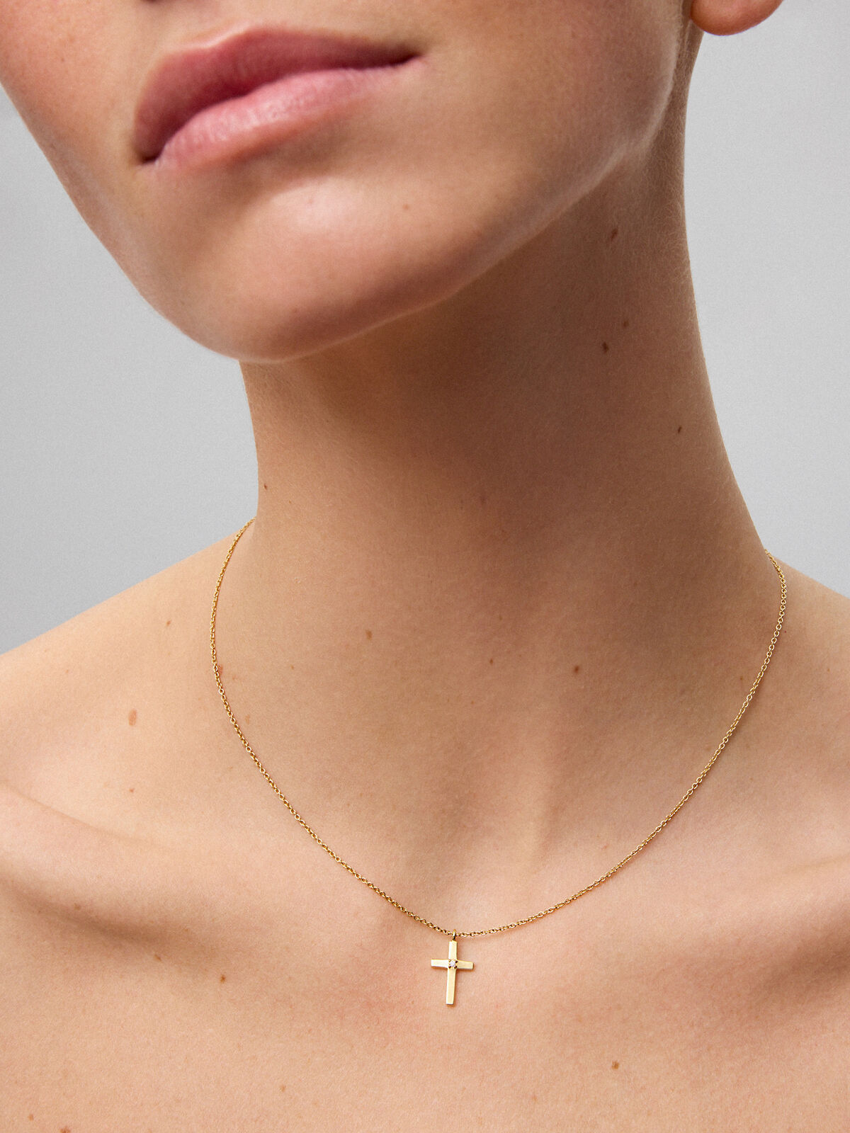 18K yellow gold pendant with medium cross and 0.01 ct