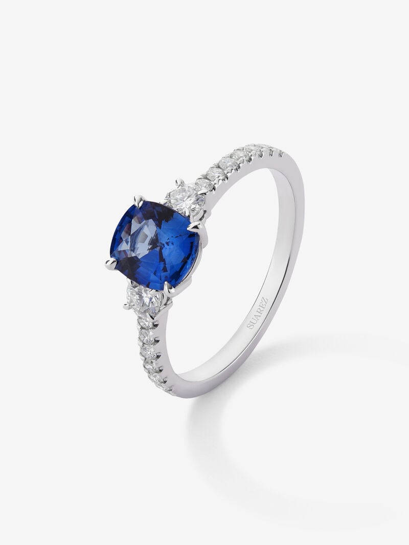 18K white gold triple ring with cushion-cut royal blue sapphire of 1.15 cts and brilliant-cut diamonds with a total of 0.37 cts image number 0