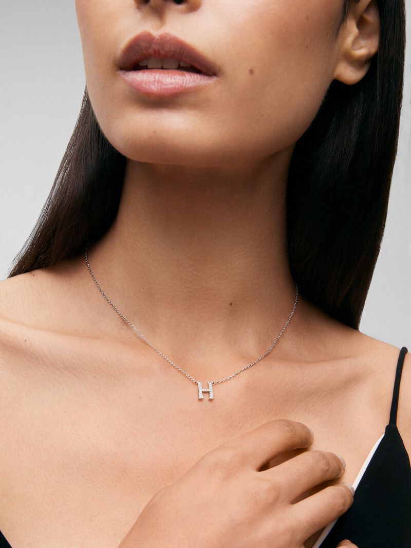 18K white gold pendant with letter H and brilliant-cut diamonds image number 3