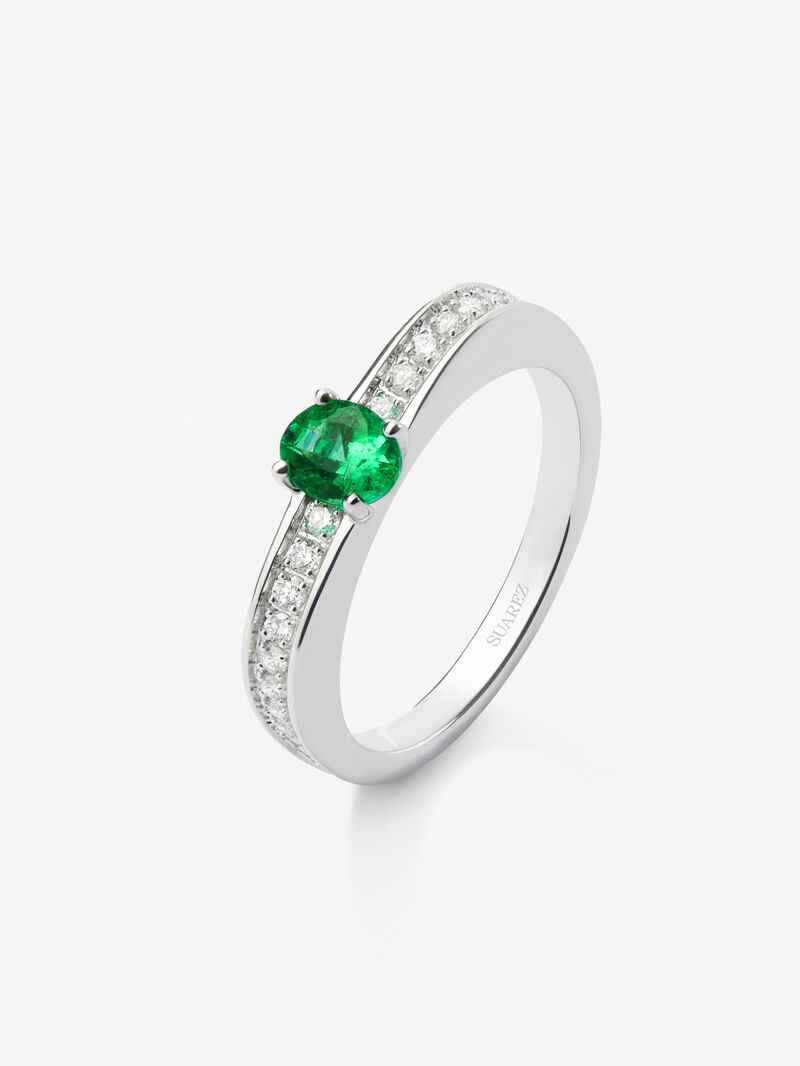 18K white gold ring with oval-cut emerald of 0.39 cts and 22 brilliant-cut diamonds with a total of 0.16 cts image number 0