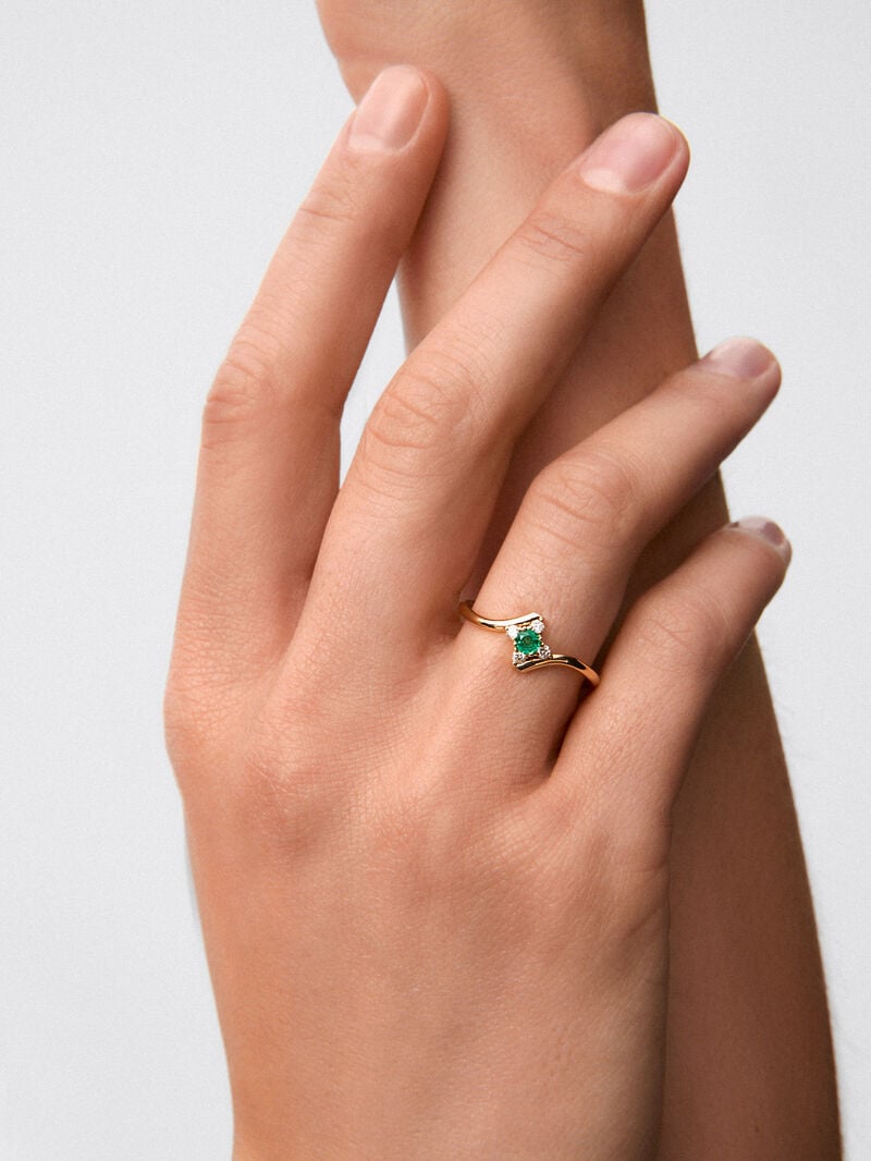 18K yellow gold ring with brilliant-cut green emerald of 0.088 cts and 4 brilliant-cut diamonds with a total of 0.08 cts image number 3