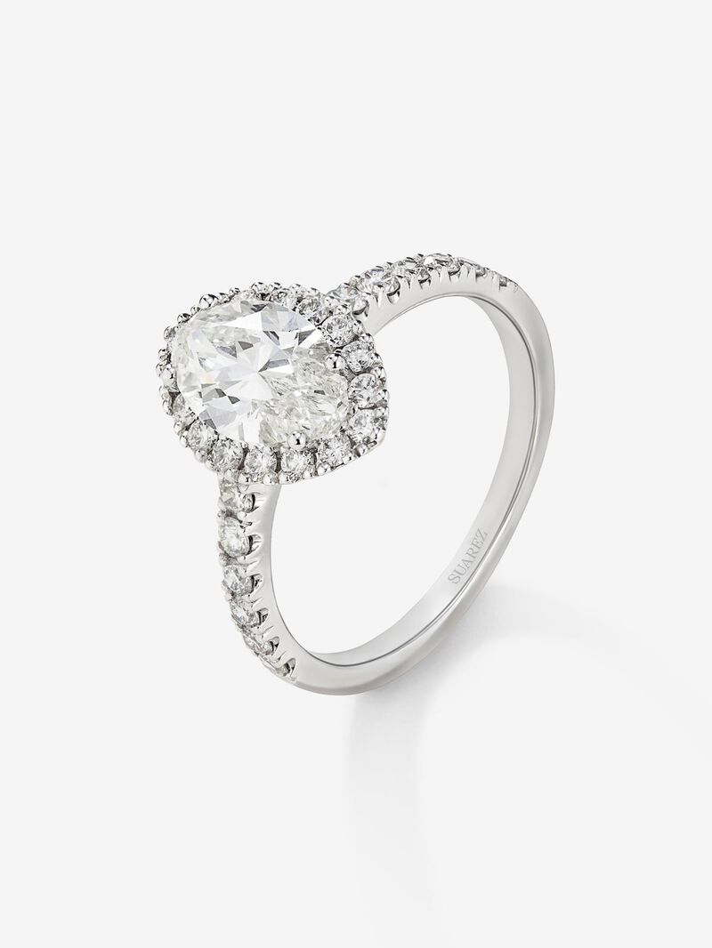 18K white gold ring with marquise cut diamond of 1.52 cts and border and arm of 28 brilliant cut diamonds with a total of 0.53 cts image number 0
