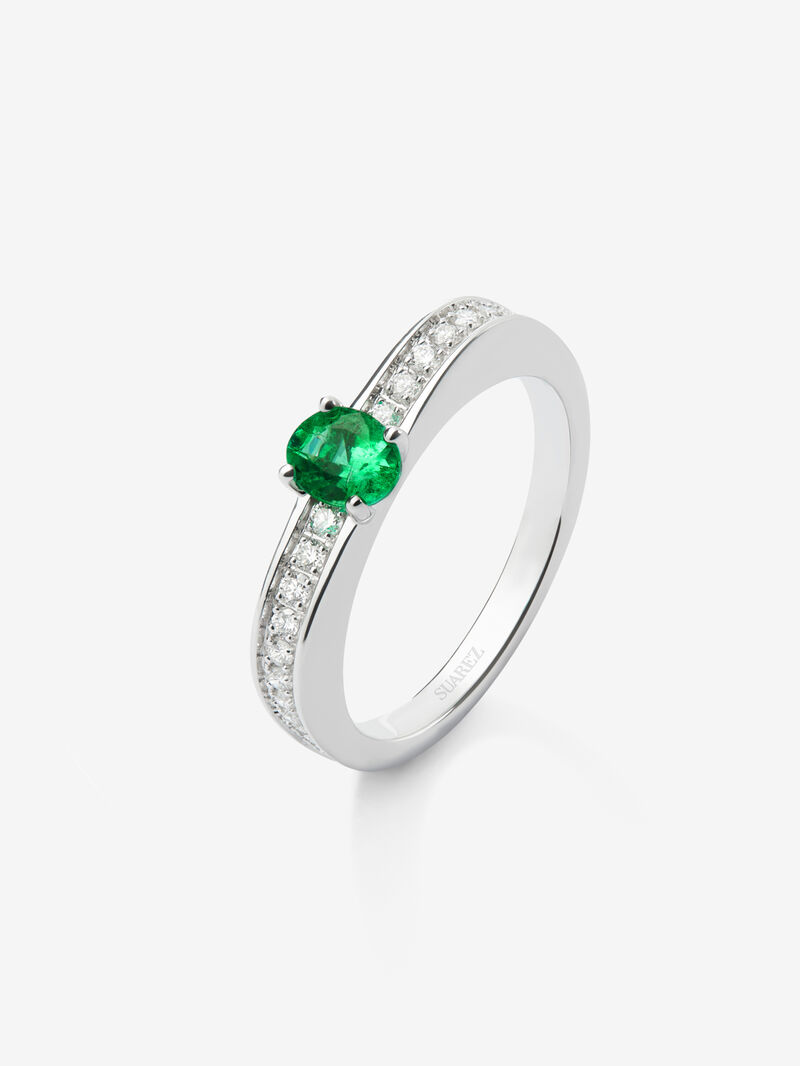 18K white gold ring with oval-cut emerald of 0.39 cts and 22 brilliant-cut diamonds with a total of 0.16 cts image number 0