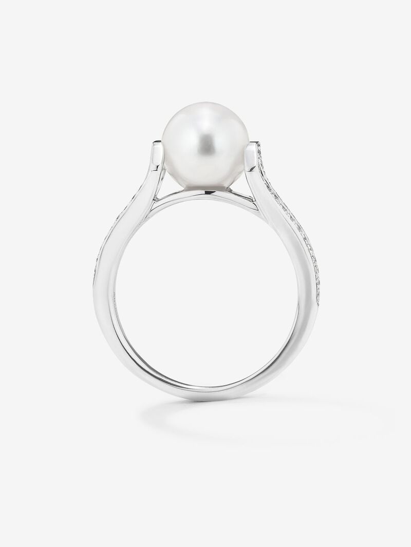 18K white gold ring with 8mm akoya pearl and 60 brilliant-cut diamonds with a total of 0.23 cts image number 4