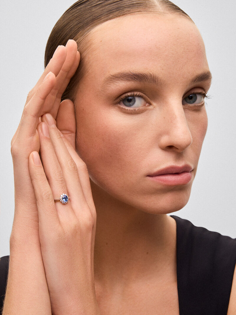 18K white gold ring with oval-cut royal blue sapphire and brilliant-cut diamonds image number 1