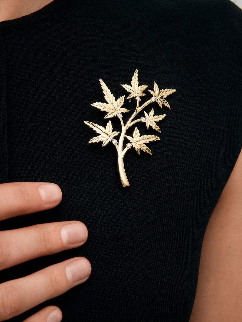 18K Yellow Gold Brooch with 6 Brilliant-Cut Diamonds Totaling 0.36 cts and Maple Branch Shape image number 3