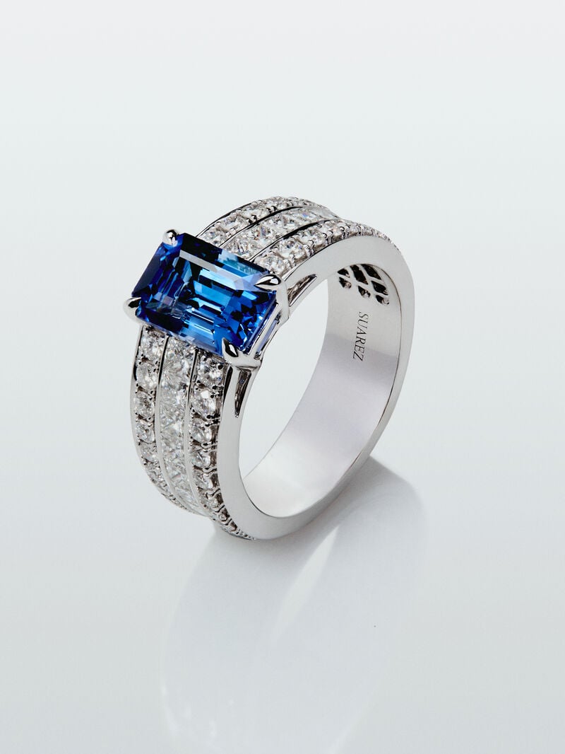 18K white gold ring with blue sapphire in octagonal cut of 2.734 cts, 48 ​​brilliant cut diamonds with a total of 0.99 cts and 10 in princess cut with a total of 0.58 cts image number 0