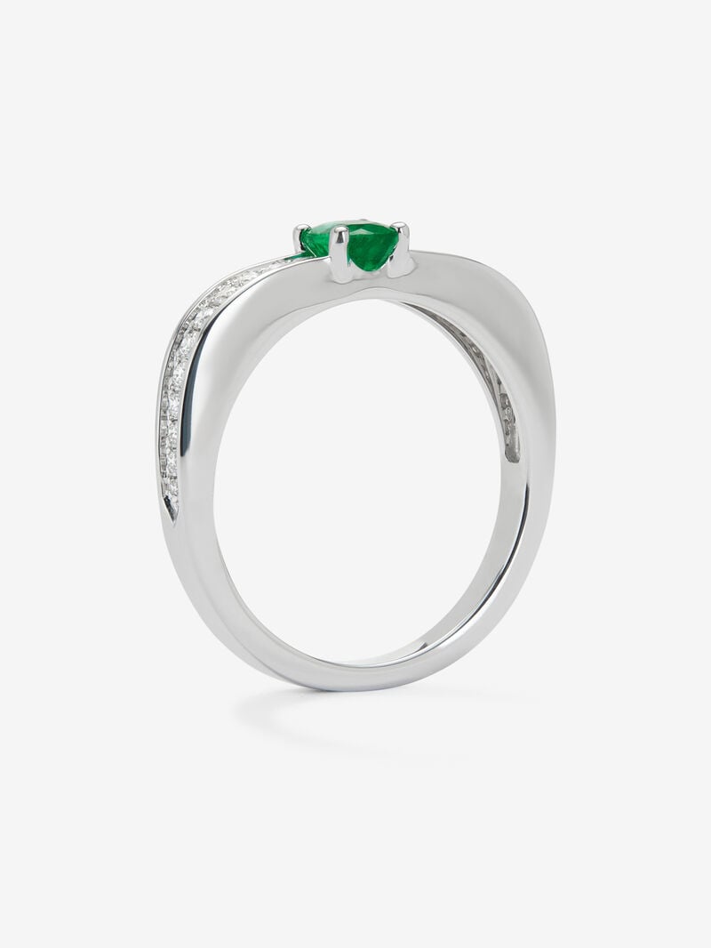 18K white gold ring with oval-cut emerald of 0.32 cts and 22 brilliant-cut diamonds with a total of 0.15 cts image number 4