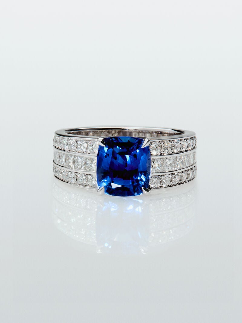 18K white gold ring with cushion-cut royal blue sapphire of 3.217 cts, 50 brilliant-cut diamonds with a total of 1.05 cts and 8 princess-cut diamonds with a total of 0.48 cts image number 1