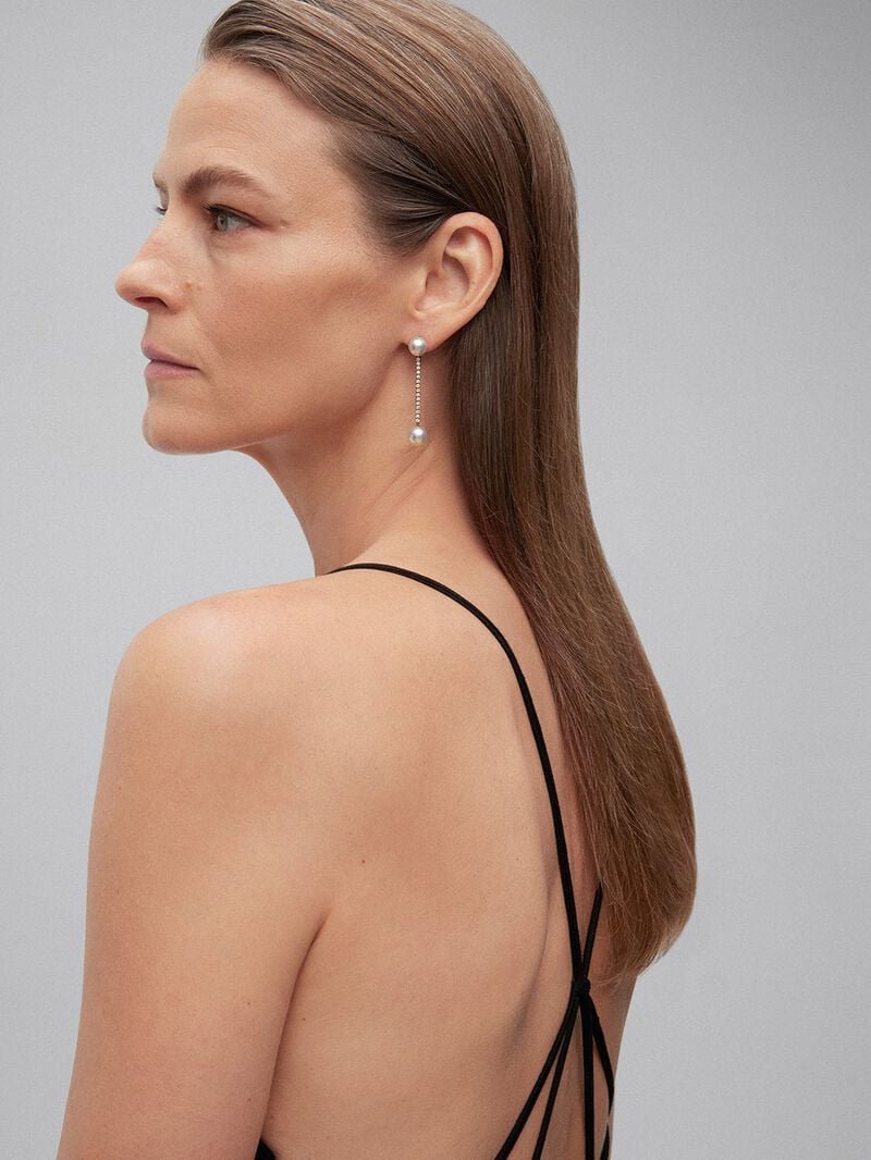 Long hanging earrings of 18K rose gold with diamond and pearl. image number 2